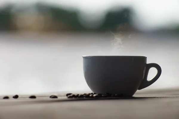 Morgen Oever Van Rivier Een Kopje Heerlijke Aromatische Koffie Tafel — Stockfoto