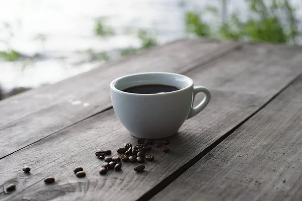 Manhã Margem Rio Uma Xícara Delicioso Café Aromático Mesa — Fotografia de Stock