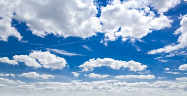 Vita moln över blå himmel — Stockfoto