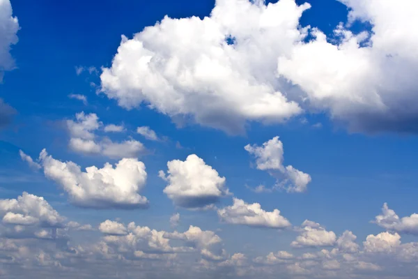 Vita moln över blå himmel — Stockfoto