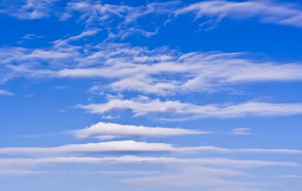 Nuvens brancas sobre o céu azul — Fotografia de Stock