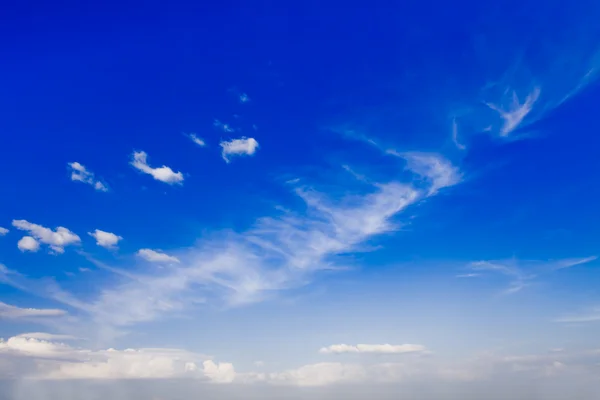 Nuvens brancas sobre o céu azul — Fotografia de Stock