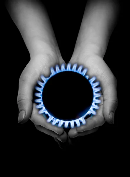 Blauwe gas in handen over de zwarte — Stockfoto