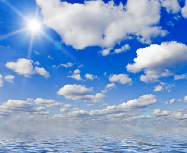 Natuur achtergrond. Witte wolken boven de blauwe lucht — Stockfoto