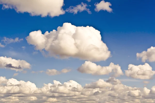 Fond naturel. nuages blancs sur ciel bleu — Photo