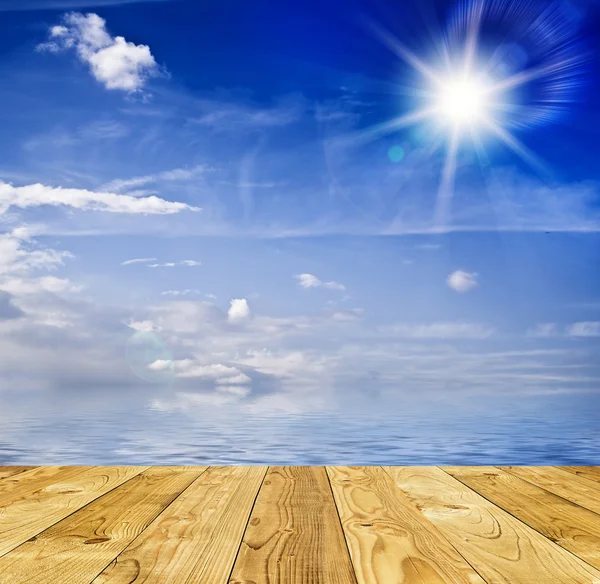 美海景雲青い空の下で。木製の桟橋からの眺め — ストック写真