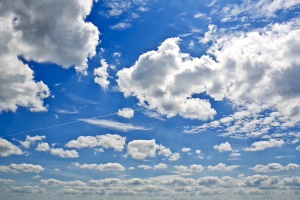 Vita moln över blå himmel — Stockfoto