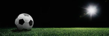 Parlak spot ışıklarıyla futbol sahası