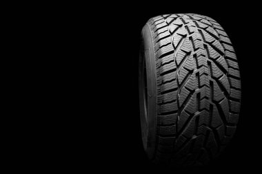  Siyah izolasyon lastik lastik, siyah arka planda.