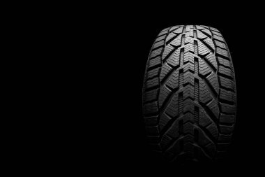  Siyah izolasyon lastik lastik, siyah arka planda.