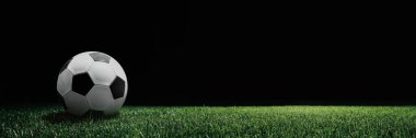 Parlak spot ışıklarıyla futbol sahası