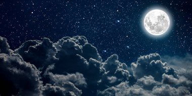 Geceleyin gökyüzünde yıldızlar, ay ve bulutlar. Bu görüntünün elementleri NASA tarafından desteklenmektedir