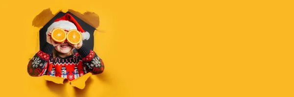 Enfant Regardant Noël Présent Travers Orange Sur Fond Noir — Photo