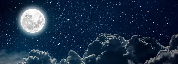 Geceleyin gökyüzünde yıldızlar, ay ve bulutlar. Bu görüntünün elementleri NASA tarafından desteklenmektedir