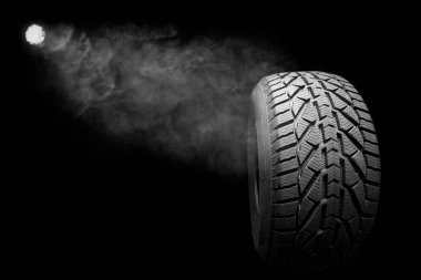  Siyah izolasyon lastik lastik, siyah arka planda.