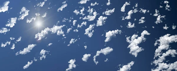 Sol Brilla Través Las Nubes Sobre Fondo Azul —  Fotos de Stock