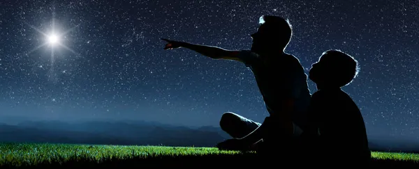 Tata Syn Siedzą Nocy Trawie Patrzą Nocne Niebo — Zdjęcie stockowe