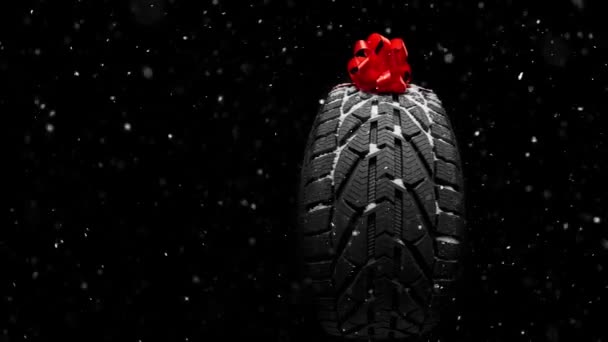 ブラックアイソレーションゴムタイヤクリスマスの弓の灰色の背景に — ストック動画