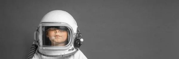 Παιδί Σπουδάζει Αποστάσεως Στο Σχολείο Φορώντας Κράνος Αστροναύτη Πίσω Στο — Φωτογραφία Αρχείου
