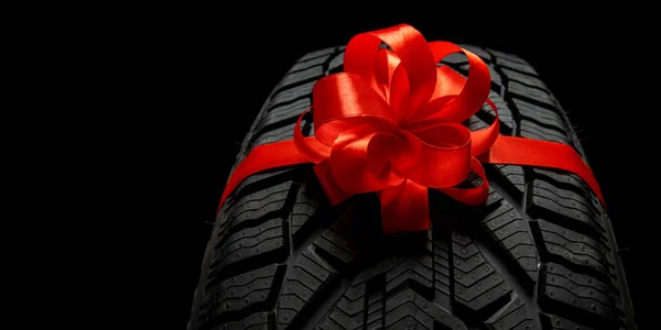 Black Isolation Rubber Tire Grey Backgrounds Bow Christmas — Stock Photo, Image