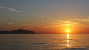 Denizde gün doğumu Güzel bir eğimle 