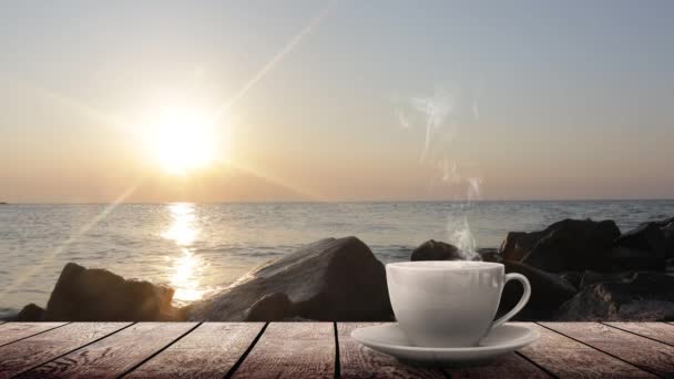 Café Quente Mesa Contra Fundo Amanhecer Mar — Vídeo de Stock