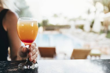 Yazın deniz kenarında renkli kokteyl