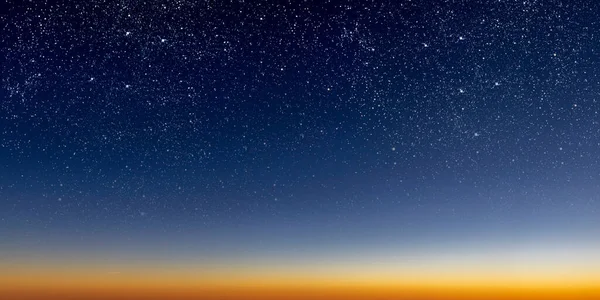 Belo Amanhecer Sol Com Estrelas Gradiente Azul Para Vermelho — Fotografia de Stock