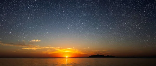 Sonnenaufgang Auf See Mit Schönem Gefälle — Stockfoto