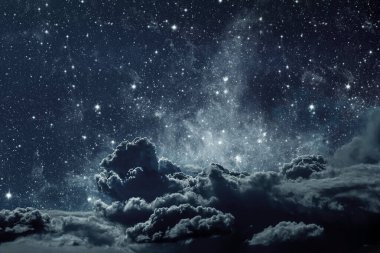 Arkaplan yıldızlı ve bulutlu gece gökyüzü. 