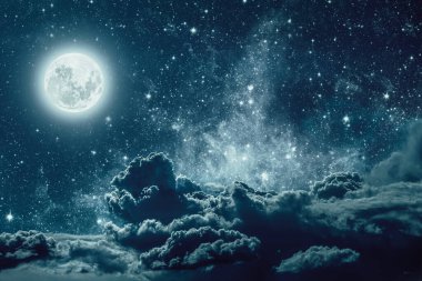 Arkaplan yıldızlı ve bulutlu gece gökyüzü. 