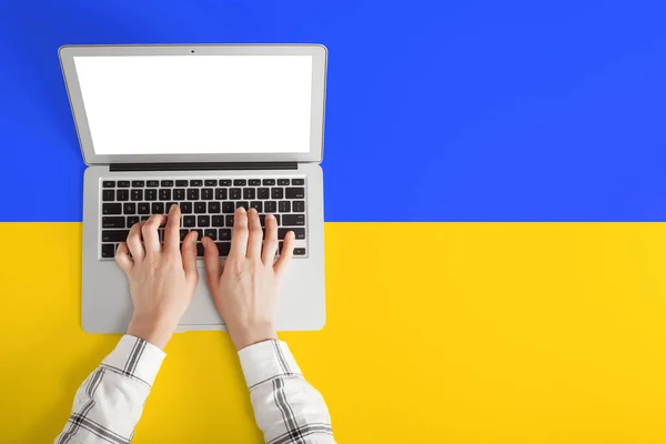 People Sits Work Laptop Computer Fliag Ukraine — стоковое фото