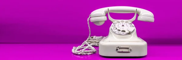 Starý Telefon Plastové Růžové Pozadí — Stock fotografie