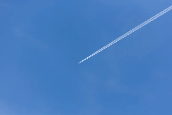 飛行機は空と太陽の背景 ストック画像