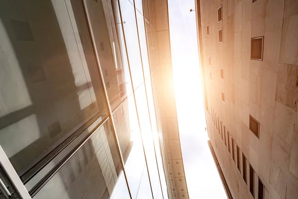 Zakelijke Straat Buitenkant Met Zonnestralen — Stockfoto