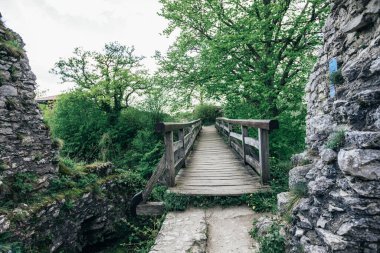 Asma köprü dağın üzerinden geçiyor.