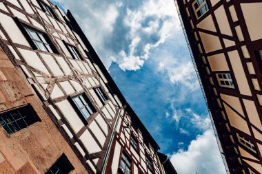 Güzel gökyüzü olan tarihi şehrin güzel manzarası