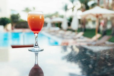 Yazın deniz kenarında renkli kokteyl