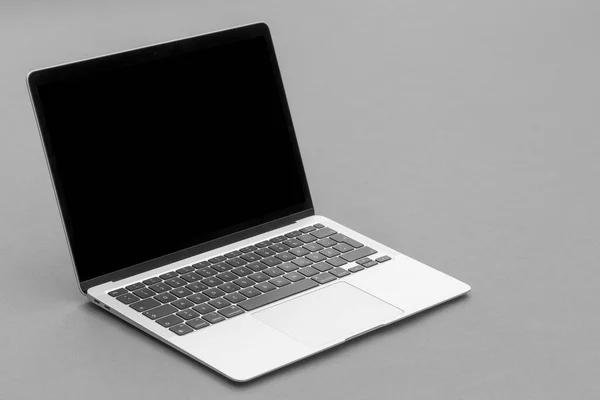 Moderner Laptop Auf Dem Tisch Auf Dem Hintergrund Der Tafel — Stockfoto