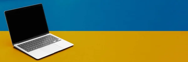 People Sits Work Laptop Computer Flag Ukraine — стоковое фото