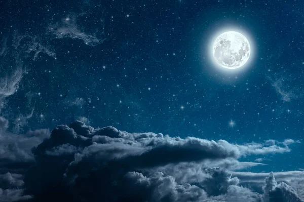 月亮在耶稣基督的平安夜照耀着 — 图库照片