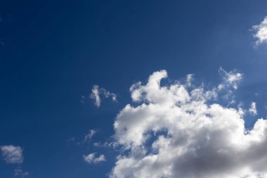 Gökyüzünde beyaz bulutlar uçuşuyor