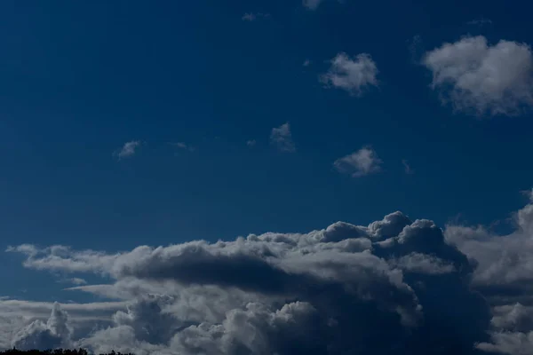 Nuvens Brancas Voam Céu — Fotografia de Stock