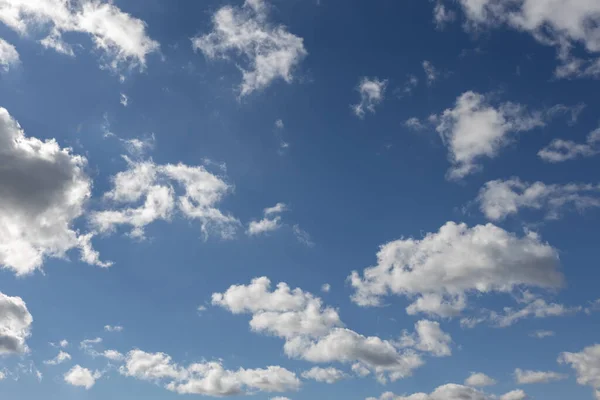 Des Nuages Blancs Volent Dans Ciel — Photo