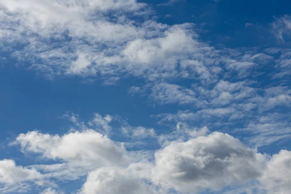 Białe Chmury Latają Niebie — Zdjęcie stockowe