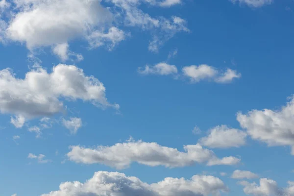 Nubes Blancas Vuelan Cielo —  Fotos de Stock