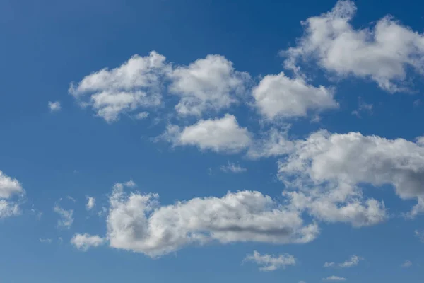 Białe Chmury Latają Niebie — Zdjęcie stockowe