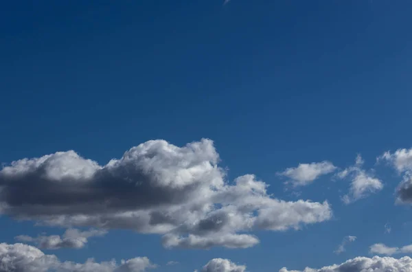 Nubes Blancas Vuelan Cielo —  Fotos de Stock