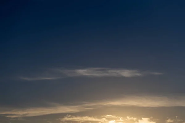 Nubes Blancas Vuelan Cielo — Foto de Stock