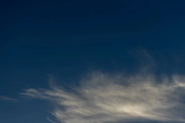 Nubes Blancas Vuelan Cielo —  Fotos de Stock